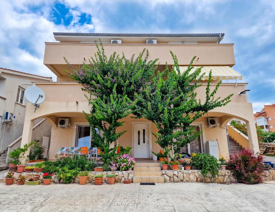 Apartments Monopoly Новалья Экстерьер фото